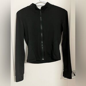 Fitted black zip up define top